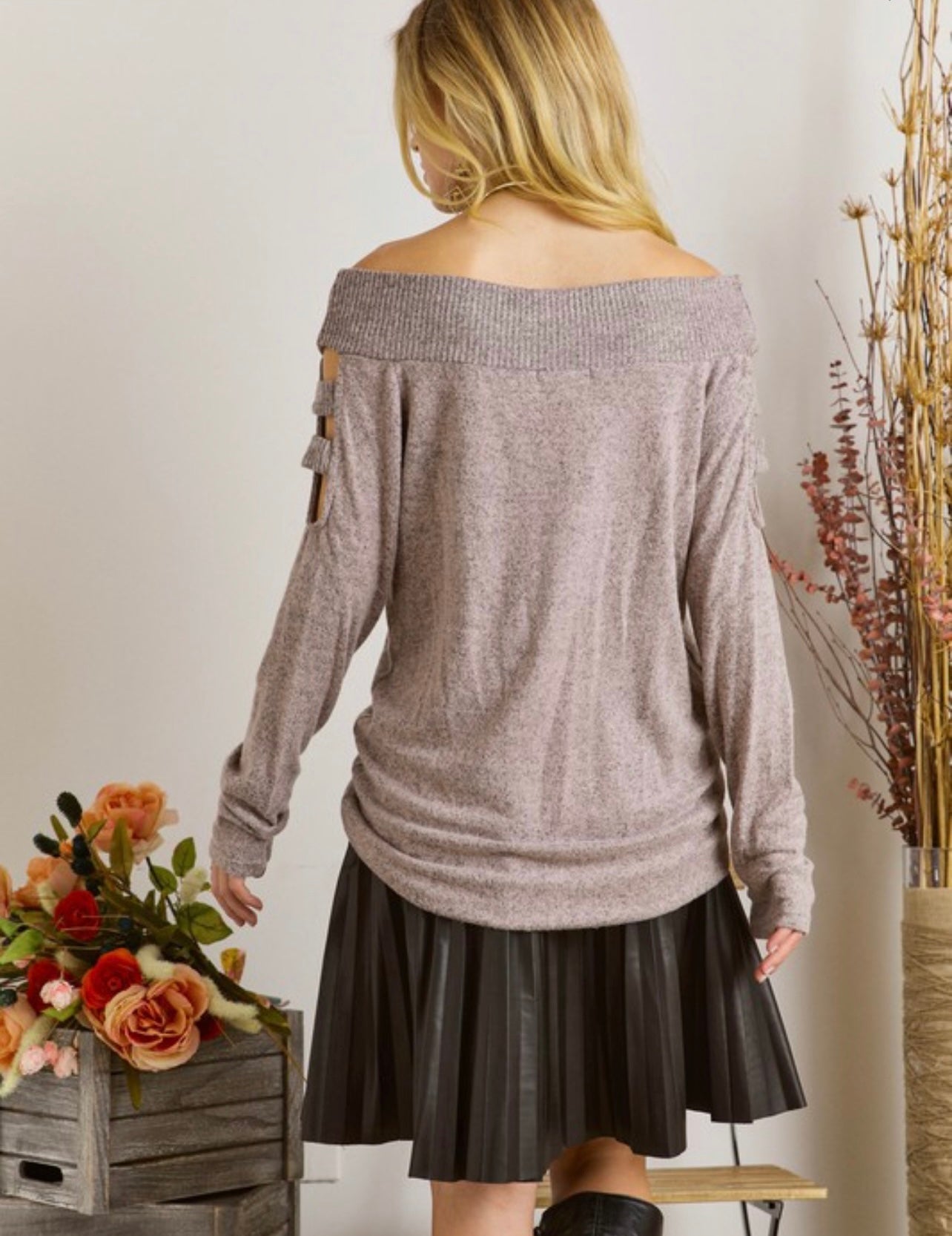 2 toned hacci cut out sleeved sweater